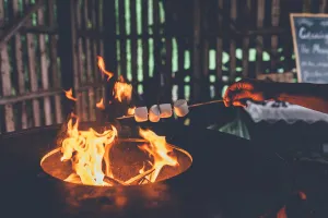 Öppen eldstad med mat som grillas.