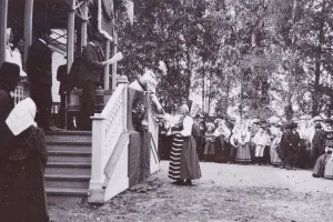 Emma Zorn delar ut pris till kvinna klädd i folkdräkt.