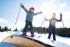 Barn åker skidor på Kläppen.