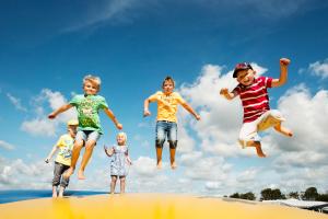 Barn som hoppar på hoppkudde på First Camp Mora Parken i Mora.