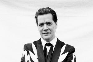 Howlin' Pelle Almqvist, svartvit bild på man med mörkt hår i svartvit kostym.
