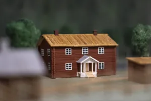 Röd stuga i miniatyr.