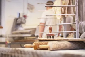 Tunnbrödbak på Rättviks tunnbrödsbageri.