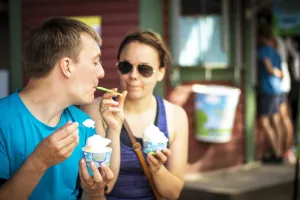 Par som äter Rättviksglass.