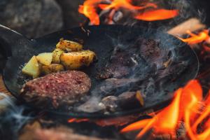 Renkött tillagas över öppen eld.