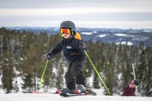 Barn som åker skidor.