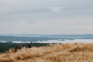 Bröllopspar påväg upp på Orsa Grönklitt.