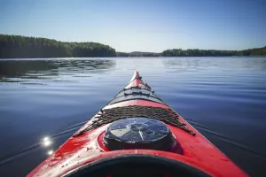 Paddla kajak på Runn i Dalarna.