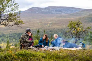 Vandrare som grillar på kalfjäll.