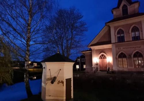 Stämningsfull bild vid St Johanneskyrkan vid Faluån.
