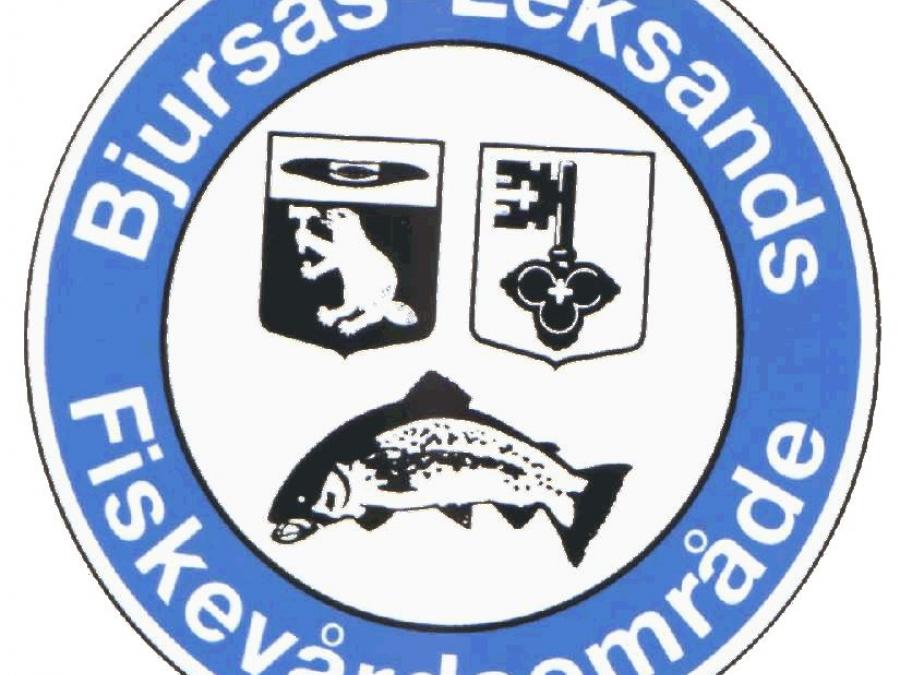 Logotype för Bjursås-Leksands Fiskevårdsområde, ett runt märke den yttersta ringen är blå i den inre ringen en fisk samt symboler för Leksand och Bjursås..