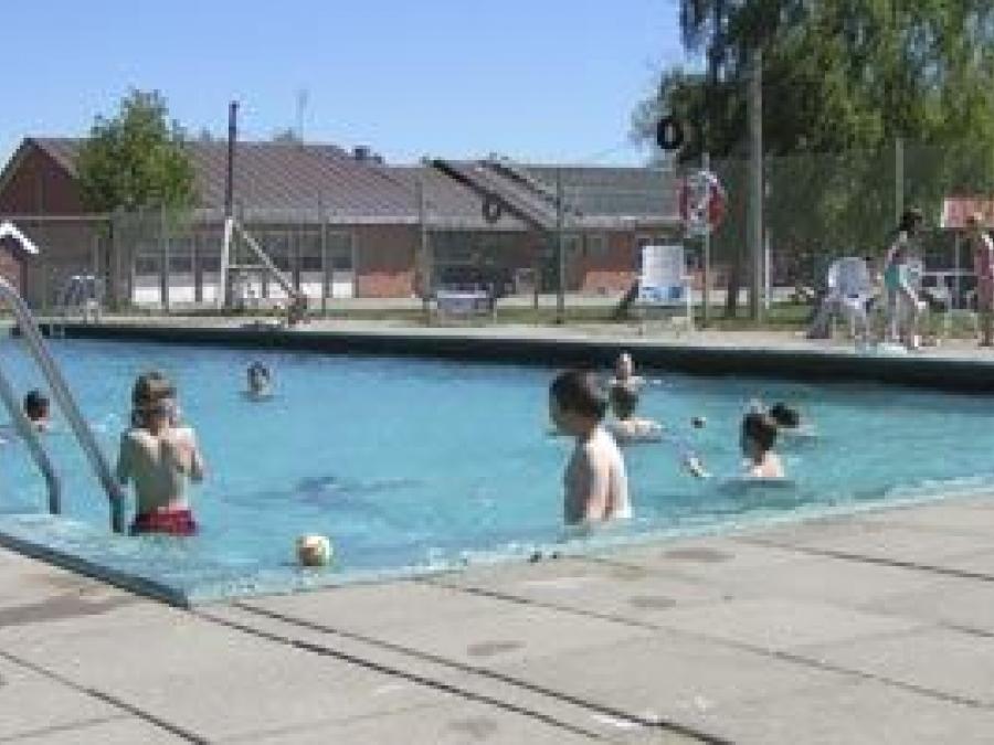 En pool med människor som badar.