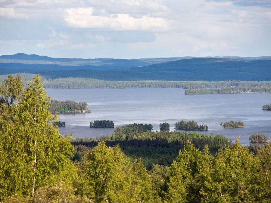 View over islands in lake Runn.