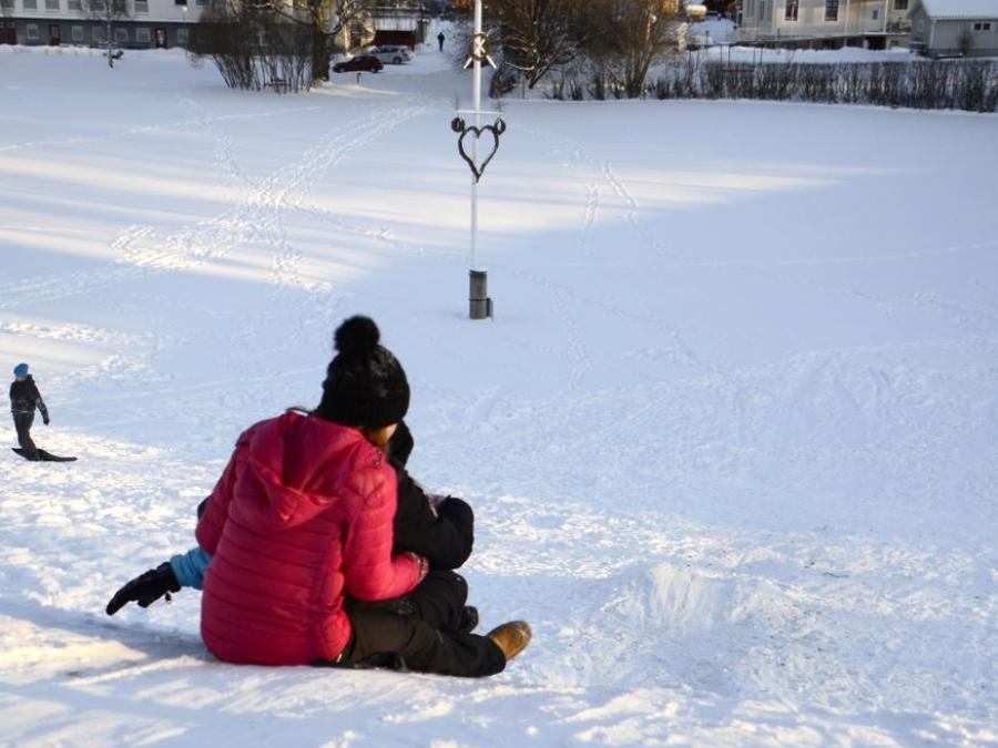 Barn som åker pulka i Sammilsdalsgropen i Leksand