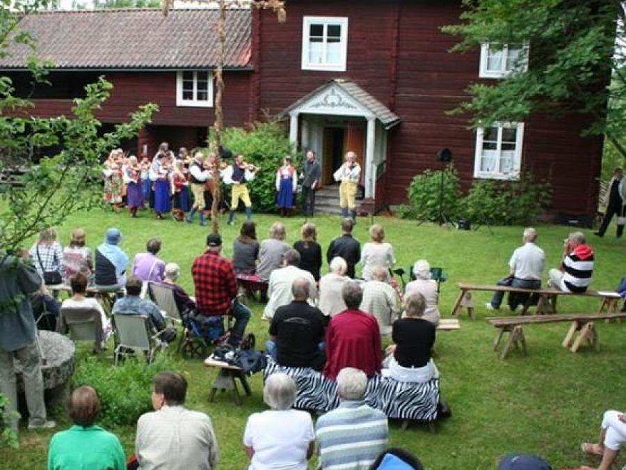 Danslaget spelar på Hembygdsgården_dalafloda gammelgård.