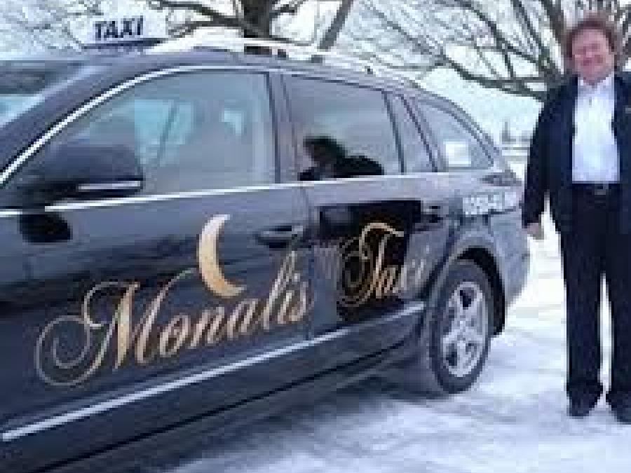 Monalis med taxibil.