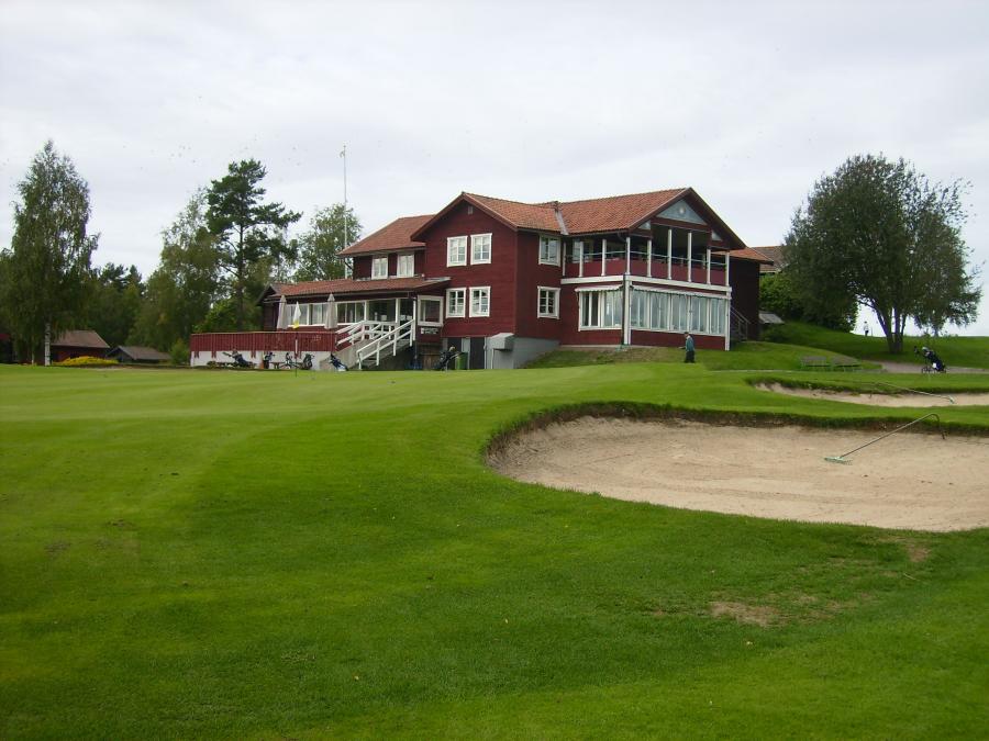 Golfbana med klubbhuset i bakgrunden.