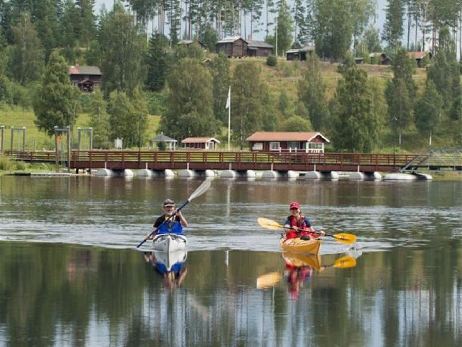 Two paddlers in kayaks at the fleet bridge in Gagnef.