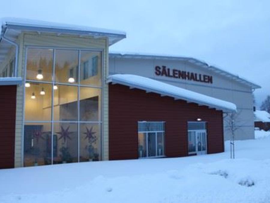 Utsidan av Sälenhallen med snö runt byggnaden.
