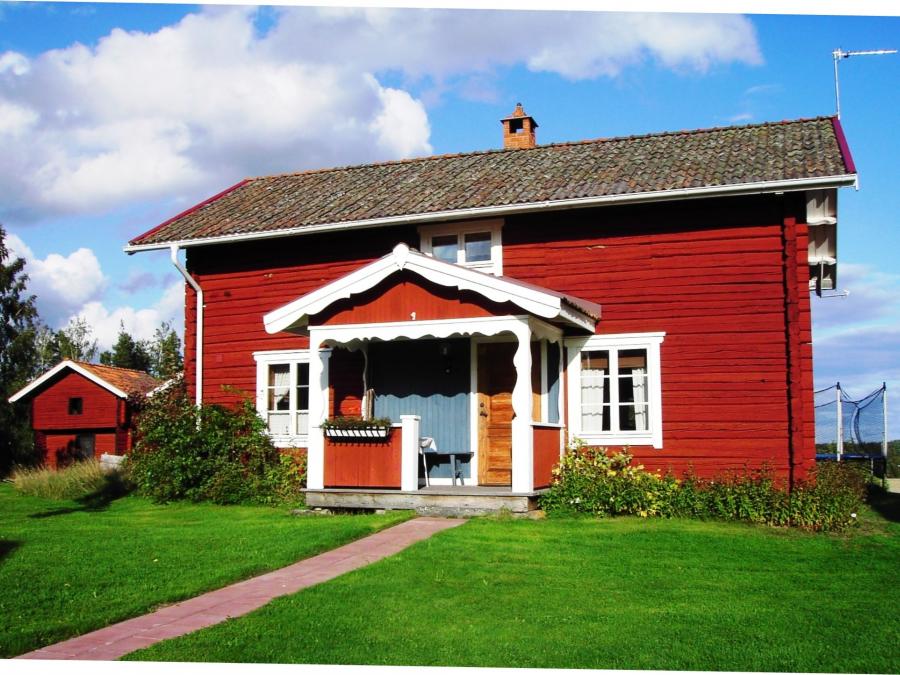 Exterior of a red painted cottage in Leksand.