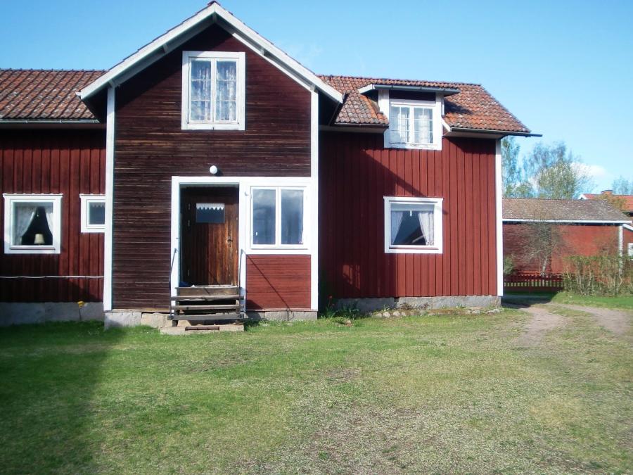 A red painted cottage in Leksand.