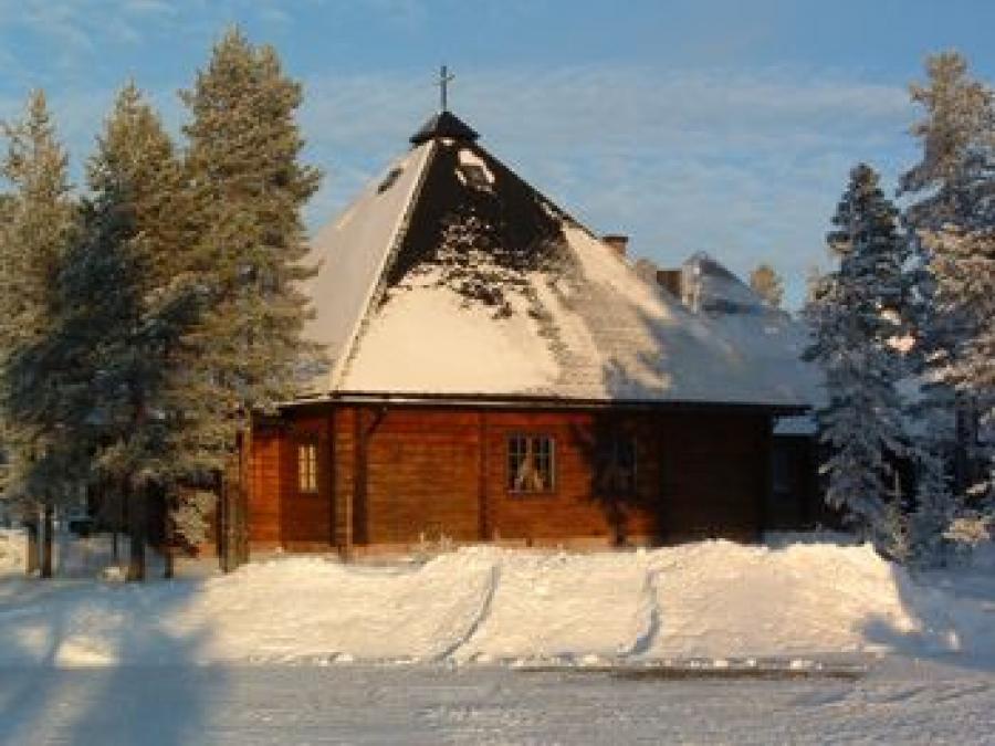 Fjällkyrkan i vinterskrud. 