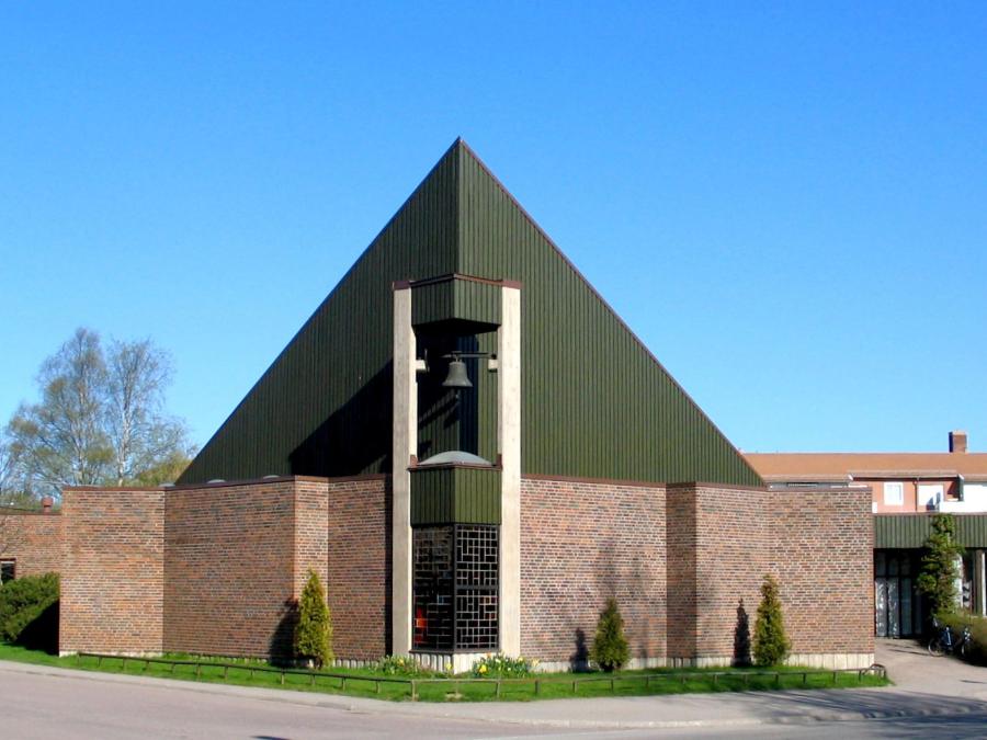 Högbergs kyrkan som har en triangelformad fasad. 