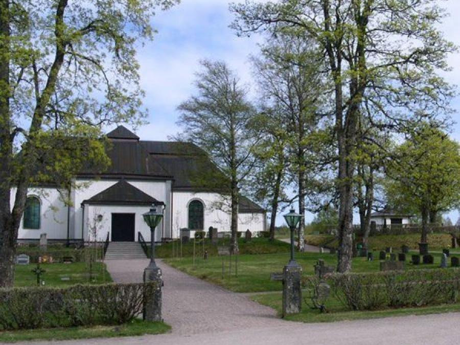 Gångväg genom kyrkogården till Säfsnäs kyrka.
