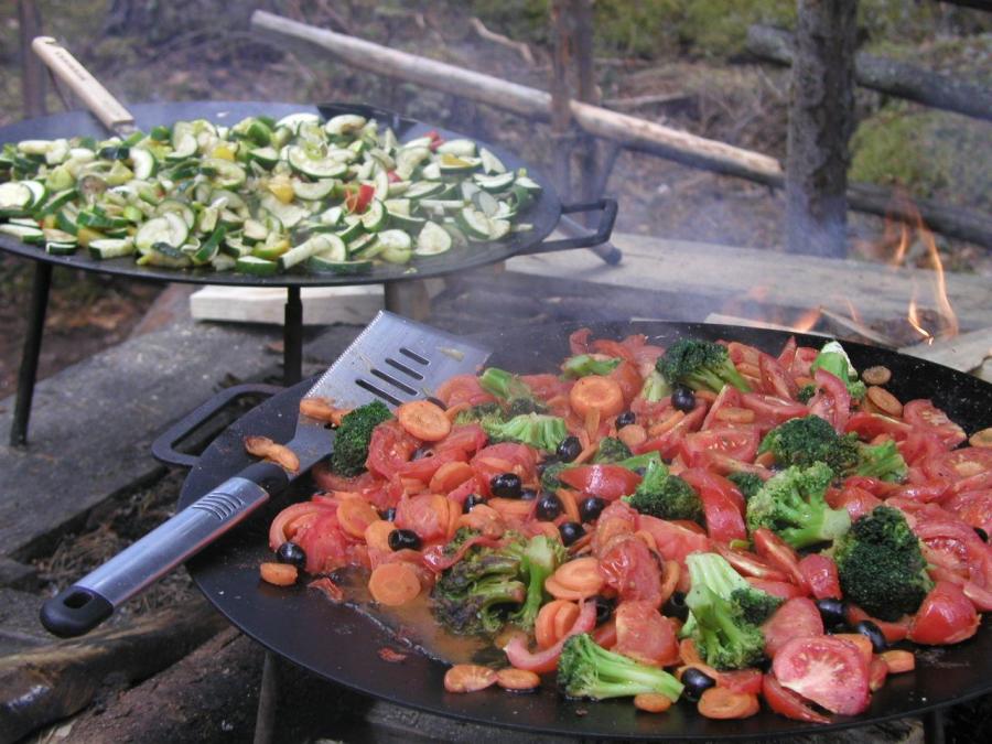 Matlagning i skogsmiljö