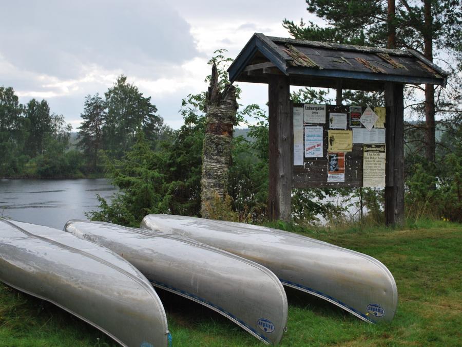 Canoes at Nås Camping.