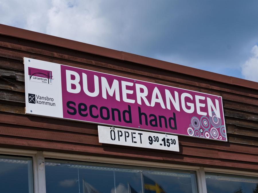 Sign with text boomerang second hand.