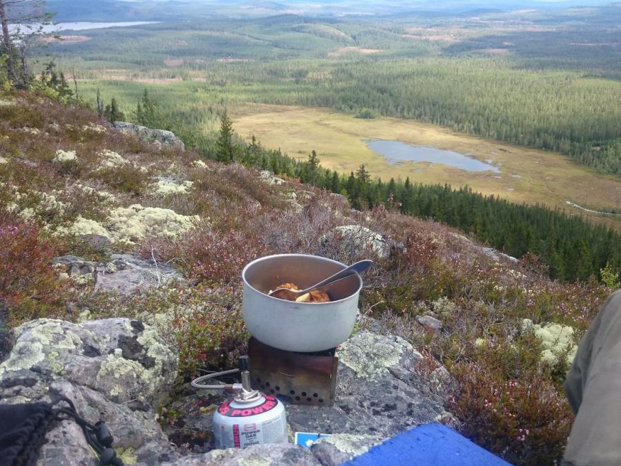Matlagning med utsikt över bergen.