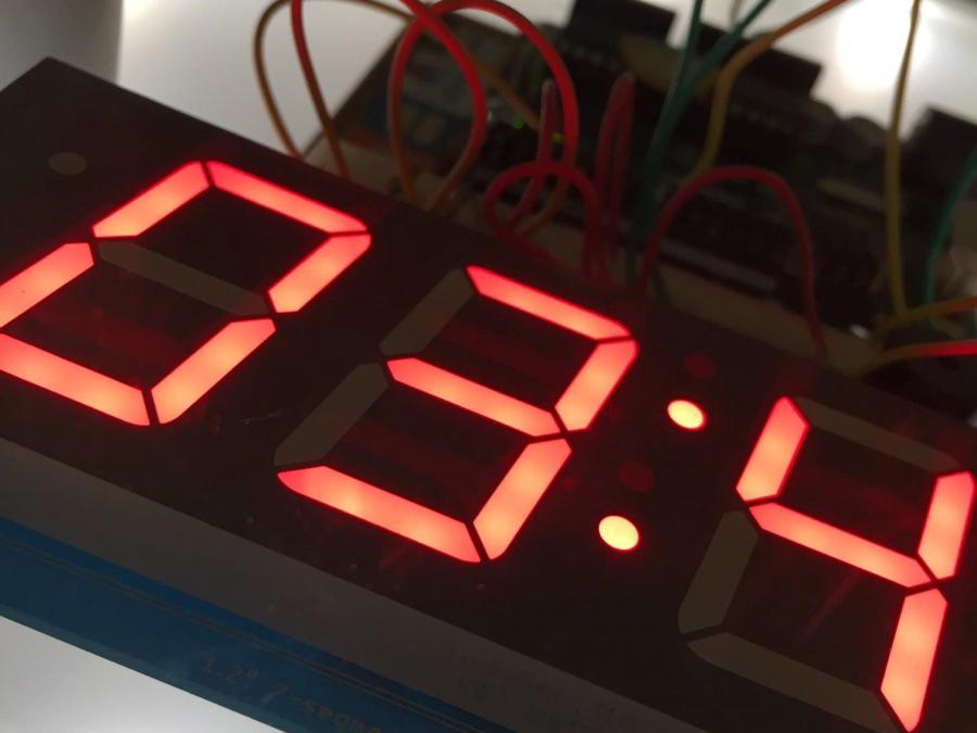 En digital klocka med siffrorna noll tre och fyra.