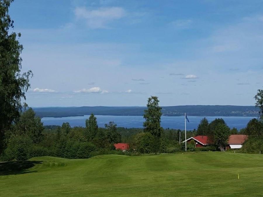Utsikt från golfbanan över Siljan.