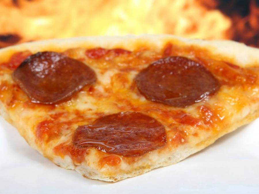 En pizza med salami