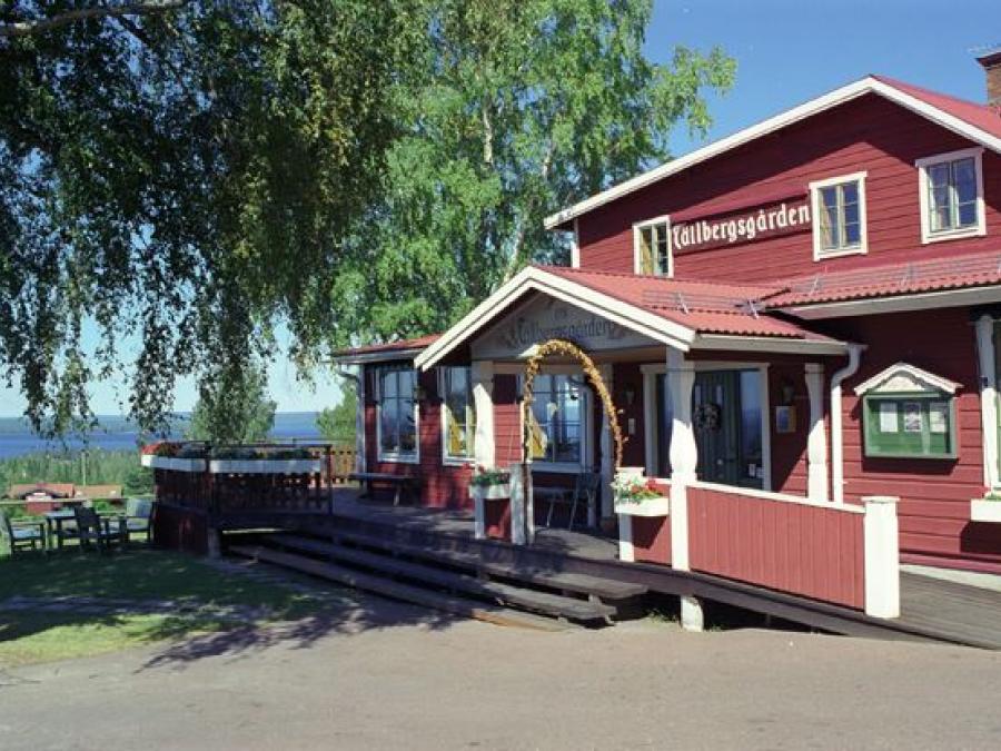Exterior of the hotel Tällbergsgården during summer.