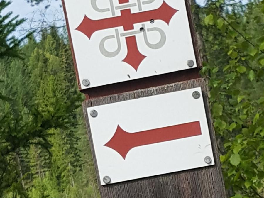 A sign next to the trail.