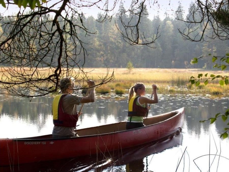 Två personer som paddlar i en kanot.