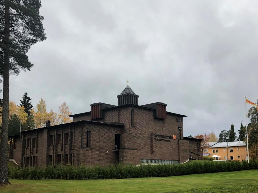 Grängesbergs kyrka en mörkbrun tegelbyggnad.