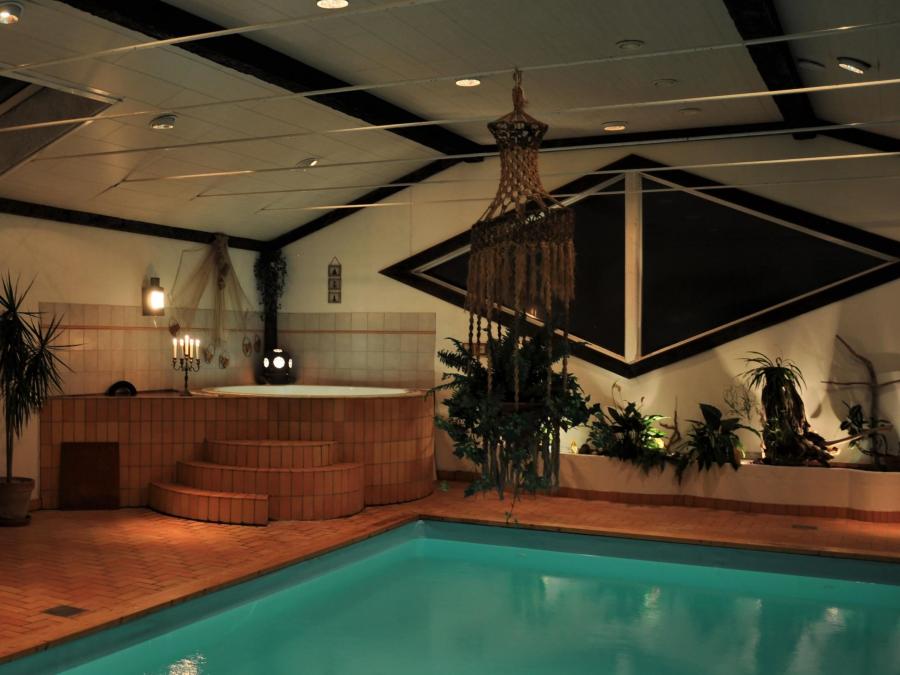 Stor pool i ett relaxrum.