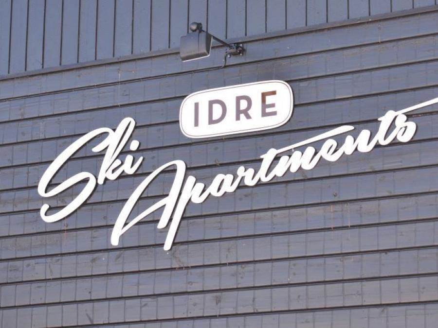 A sign on the wall with the words "Idre ski apartments".