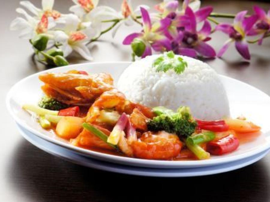 Plate with a prawn- and vegetabledish served with rice.