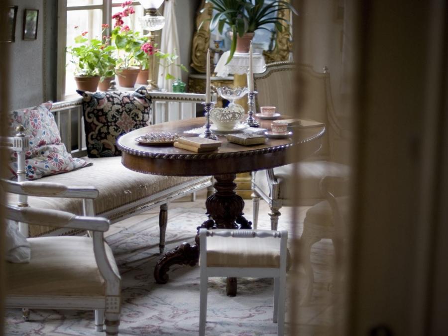 Authentic, bourgeois and untouched turn-of-the-century home from the 19th century.