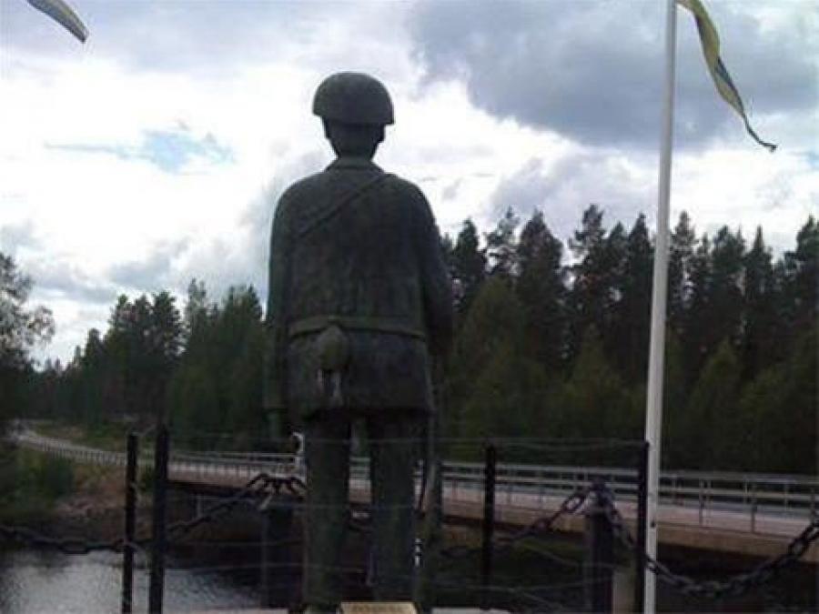 Staty av Fulunässoldaten vid vägen och älven. 