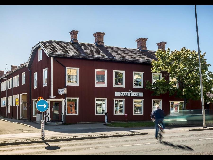 Red wooden building with sign Ramhuset.