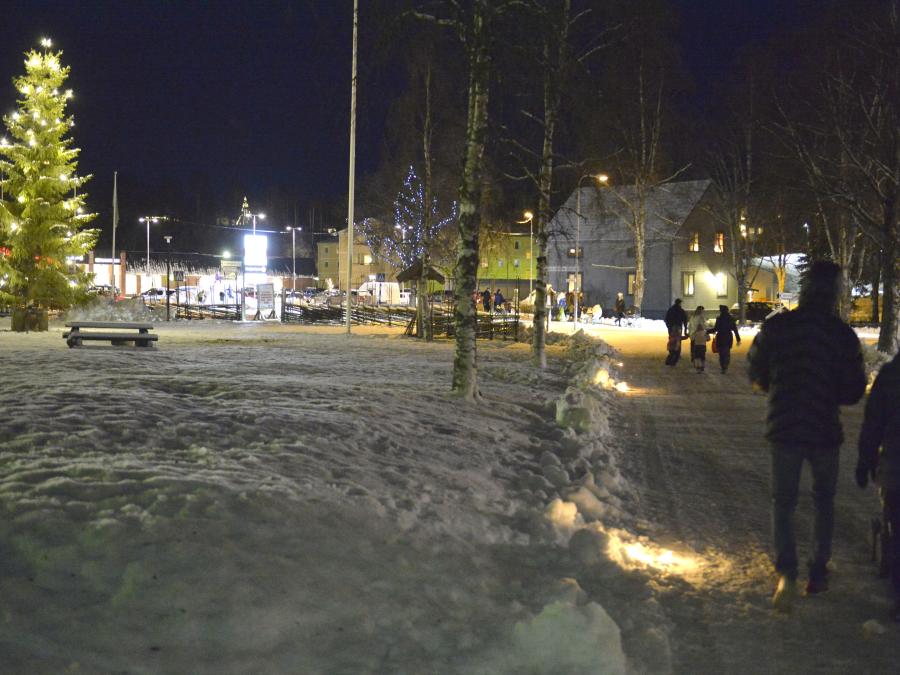 Julskyltning i Idre, snö och julgran i mörker.