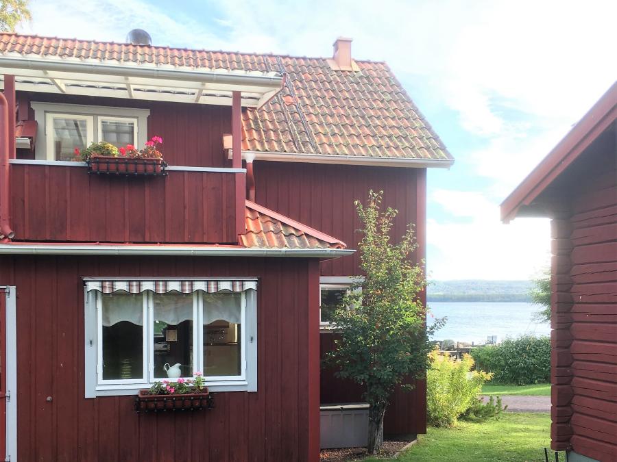 Exterior of a red painted cottage in Laknäs.