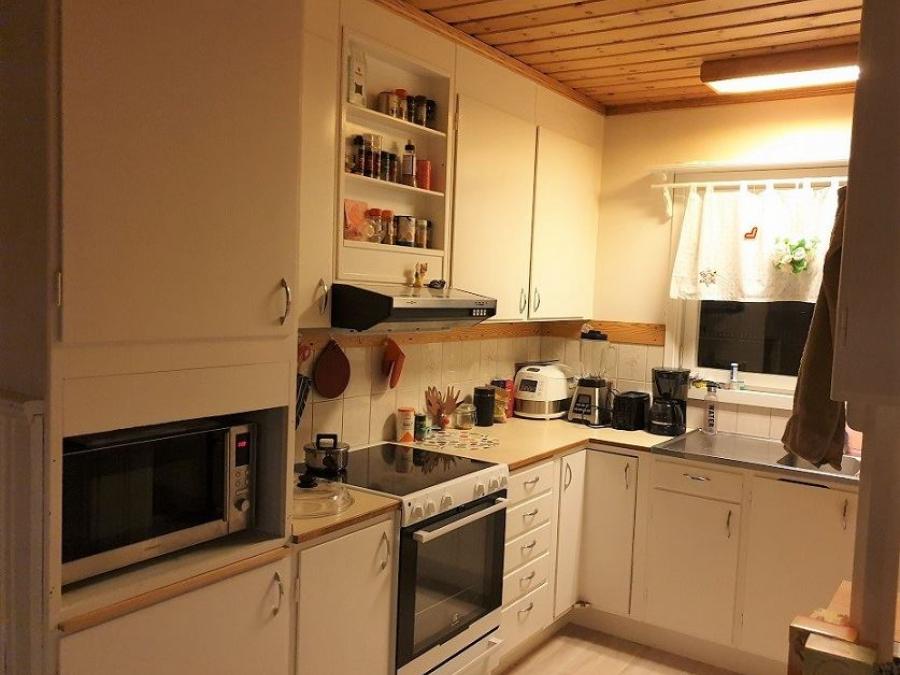 Fullt utrustat kök med mikrovågsugn.
