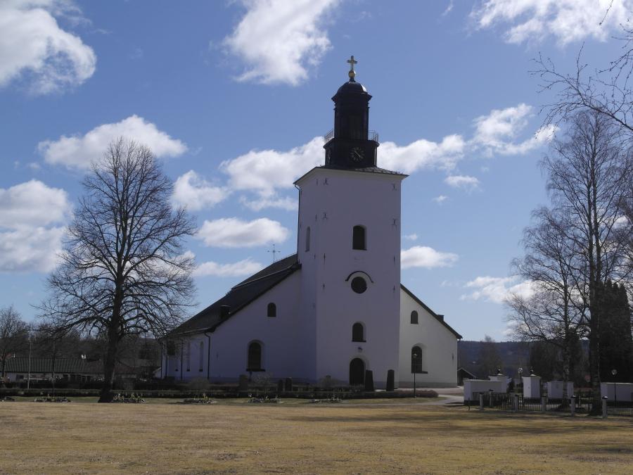 Framsidan av Grangärde kyrka sstor kyrka.om är en vit 