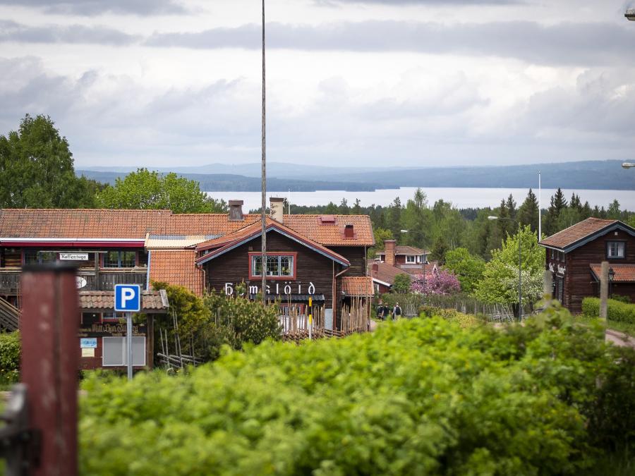 Utsikt över Siljan med hantverksbutik i förgrunden.